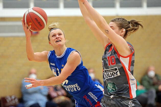 18.12.2021, xovx, Basketball Damen Bundesliga DBBL, BC pharmaserv Marburg - TSV 1880 Wasserburg v.l. Alexandra Wilke (BC pharmaserv Marburg), Elisa Hebecker (TSV 1880 Wasserburg) Marburg Georg Gaßmann Halle Hessen Deutschland (DE)