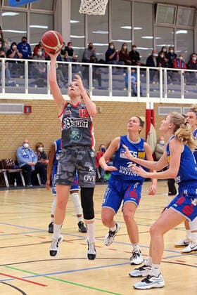 18.12.2021, xovx, Basketball Damen Bundesliga DBBL, BC pharmaserv Marburg - TSV 1880 Wasserburg v.l. Laura Hebecker (TSV 1880 Wasserburg), Stephanie Wagner (BC pharmaserv Marburg), Hanna Crymble (BC pharmaserv Marburg) Marburg Georg Gaßmann Halle Hessen Deutschland (DE)