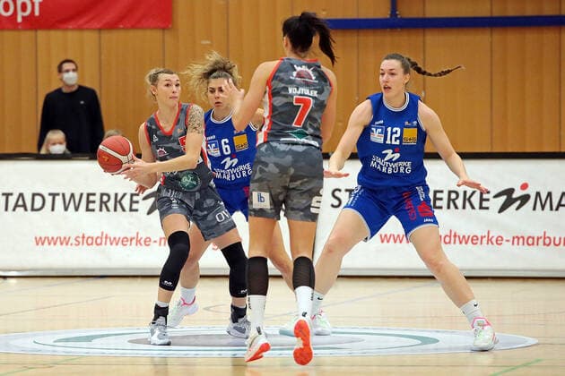18.12.2021, xovx, Basketball Damen Bundesliga DBBL, BC pharmaserv Marburg - TSV 1880 Wasserburg v.l. Haliegh Reinoehl (TSV 1880 Wasserburg), Theresa Simon (BC pharmaserv Marburg), Ana Vojtulek (TSV 1880 Wasserburg), Johanna Klug (BC pharmaserv Marburg) Marburg Georg Gaßmann Halle Hessen Deutschland (DE)