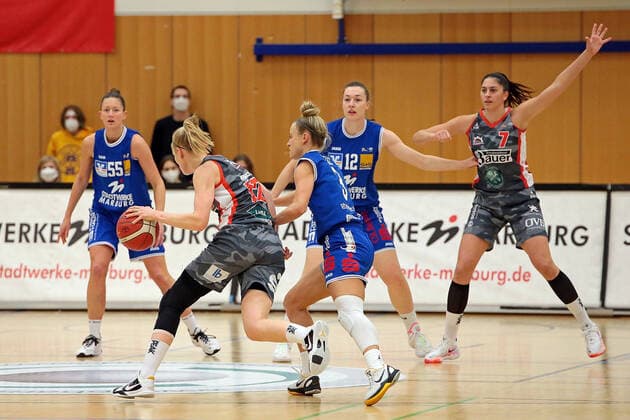 18.12.2021, xovx, Basketball Damen Bundesliga DBBL, BC pharmaserv Marburg - TSV 1880 Wasserburg v.l. Stephanie Wagner (BC pharmaserv Marburg), Laura Hebecker (TSV 1880 Wasserburg), Alexandra Wilke (BC pharmaserv Marburg), Johanna Klug (BC pharmaserv Marburg), Ana Vojtulek (TSV 1880 Wasserburg) Marburg Georg Gaßmann Halle Hessen Deutschland (DE)