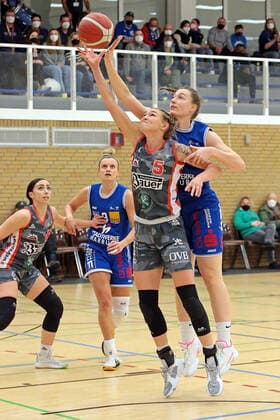 18.12.2021, xovx, Basketball Damen Bundesliga DBBL, BC pharmaserv Marburg - TSV 1880 Wasserburg v.l. Levke Broderson (TSV 1880 Wasserburg), Alexandra Wilke (BC pharmaserv Marburg), Haliegh Reinoehl (TSV 1880 Wasserburg), Johanna Klug (BC pharmaserv Marburg) Marburg Georg Gaßmann Halle Hessen Deutschland (DE)