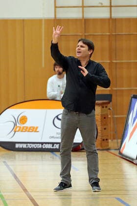 18.12.2021, xovx, Basketball Damen Bundesliga DBBL, BC pharmaserv Marburg - TSV 1880 Wasserburg Headcoach Rüdiger Wichote (TSV 1880 Wasserburg), Freisteller Marburg Georg Gaßmann Halle Hessen Deutschland (DE)