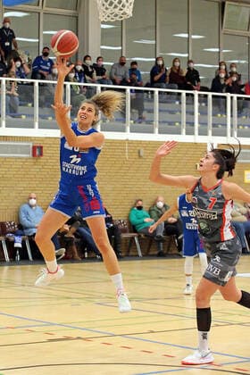 18.12.2021, xovx, Basketball Damen Bundesliga DBBL, BC pharmaserv Marburg - TSV 1880 Wasserburg v.l. Theresa Simon (BC pharmaserv Marburg), Ana Vojtulek (TSV 1880 Wasserburg) Marburg Georg Gaßmann Halle Hessen Deutschland (DE)