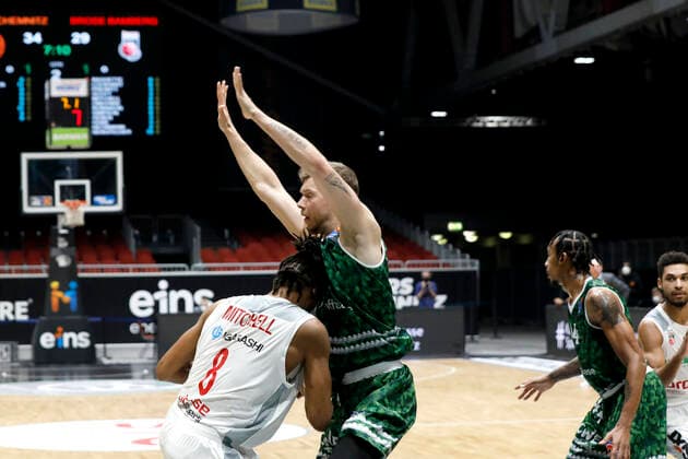 18.12.2021, easyCredit Basketball Bundesliga, BBL, Saison 2021 2022, Herren, Chemnitz Niners - Brose Bamberg Akil Mitchell, Brose Bamberg, Jan Niklas Wimberg, Niners Chemnitz Chemnitz Messe Chemnitz Sachsen Germany