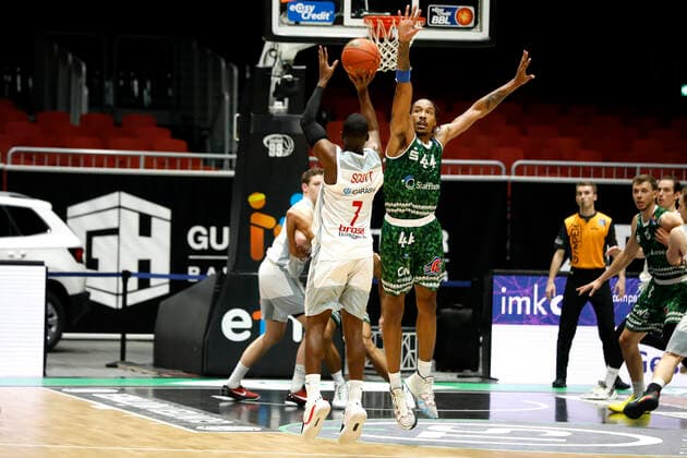 18.12.2021, easyCredit Basketball Bundesliga, BBL, Saison 2021 2022, Herren, Chemnitz Niners - Brose Bamberg Shannon Scott, Brose Bamberg, Darion Atkins, Niners Chemnitz Chemnitz Messe Chemnitz Sachsen Germany