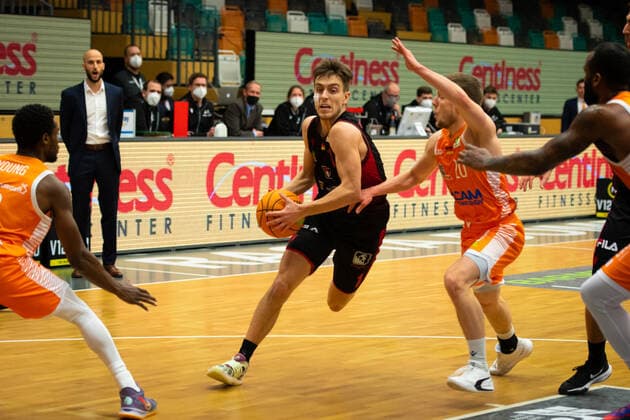 ProA: 14. Spieltag - RASTA Vechta vs. Artland Dragons, 18.12.2021 Zachary Christopher Ensminger (Artland Dragons, 1), Jannes Hundt (RASTA Vechta, 20); ProA: 14. Spieltag - RASTA Vechta vs. Artland Dragons am 18.12.2021 in Vechta (RASTA Dome), Germany, Copyright: xBEAUTIFULxSPORTS Neddermannx