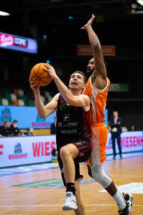 ProA: 14. Spieltag - RASTA Vechta vs. Artland Dragons, 18.12.2021 Adrian Breitlauch (Artland Dragons, 7), Preston Purifoy (RASTA Vechta, 24); ProA: 14. Spieltag - RASTA Vechta vs. Artland Dragons am 18.12.2021 in Vechta (RASTA Dome), Germany, Copyright: xBEAUTIFULxSPORTS Neddermannx