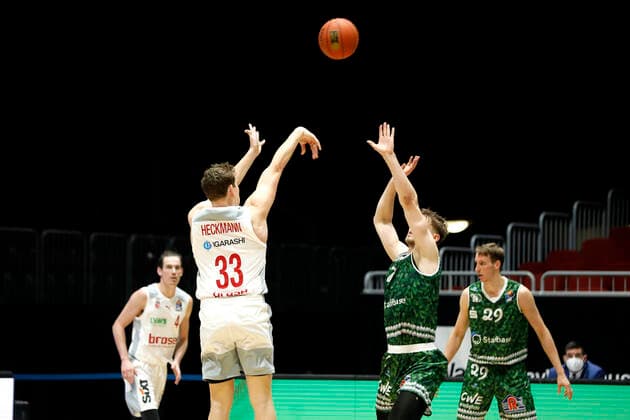 18.12.2021, easyCredit Basketball Bundesliga, BBL, Saison 2021 2022, Herren, Chemnitz Niners - Brose Bamberg Patrick Heckmann, Brose Bamberg, Jonas Richter, Niners Chemnitz Chemnitz Messe Chemnitz Sachsen Germany