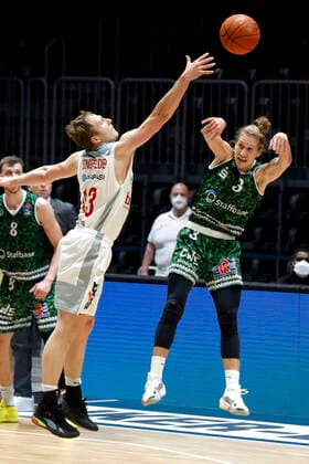 18.12.2021, easyCredit Basketball Bundesliga, BBL, Saison 2021 2022, Herren, Chemnitz Niners - Brose Bamberg Christian Sengfelder, Brose Bamberg, Malte Ziegenhagen, Niners Chemnitz Chemnitz Messe Chemnitz Sachsen Germany