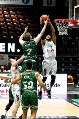 18.12.2021, easyCredit Basketball Bundesliga, BBL, Saison 2021 2022, Herren, Chemnitz Niners - Brose Bamberg Jonas Richter, Niners Chemnitz, Trevis Simpson, Brose Bamberg Chemnitz Messe Chemnitz Sachsen Germany