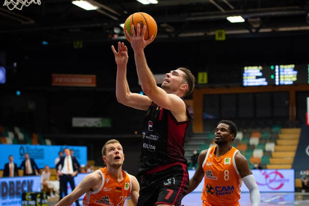 ProA: 14. Spieltag - RASTA Vechta vs. Artland Dragons, 18.12.2021 Jannes Hundt (RASTA Vechta, 20), Adrian Breitlauch (Artland Dragons, 7), Josh Young (RASTA Vechta, 8); ProA: 14. Spieltag - RASTA Vechta vs. Artland Dragons am 18.12.2021 in Vechta (RASTA Dome), Germany, Copyright: xBEAUTIFULxSPORTS Neddermannx