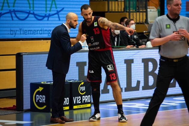 ProA: 14. Spieltag - RASTA Vechta vs. Artland Dragons, 18.12.2021 Tuna Isler (Artland Dragons, Head Coach), Taren Valdis Sullivan (Artland Dragons, 13); ProA: 14. Spieltag - RASTA Vechta vs. Artland Dragons am 18.12.2021 in Vechta (RASTA Dome), Germany, Copyright: xBEAUTIFULxSPORTS Neddermannx