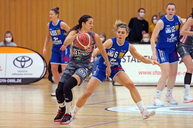 18.12.2021, xovx, Basketball Damen Bundesliga DBBL, BC pharmaserv Marburg - TSV 1880 Wasserburg v.l. Mikayla Williams (TSV 1880 Wasserburg), Theresa Simon (BC pharmaserv Marburg), Johanna Klug (BC pharmaserv Marburg) Marburg Georg Gaßmann Halle Hessen Deutschland (DE)