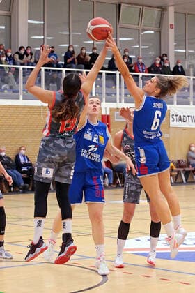 18.12.2021, xovx, Basketball Damen Bundesliga DBBL, BC pharmaserv Marburg - TSV 1880 Wasserburg v.l. Mikayla Williams (TSV 1880 Wasserburg), Johanna Klug (BC pharmaserv Marburg), Theresa Simon (BC pharmaserv Marburg) Marburg Georg Gaßmann Halle Hessen Deutschland (DE)