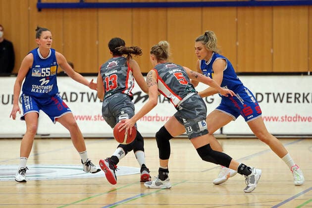 18.12.2021, xovx, Basketball Damen Bundesliga DBBL, BC pharmaserv Marburg - TSV 1880 Wasserburg v.l. Stephanie Wagner (BC pharmaserv Marburg), Mikayla Williams (TSV 1880 Wasserburg), Haliegh Reinoehl (TSV 1880 Wasserburg), Theresa Simon (BC pharmaserv Marburg) Marburg Georg Gaßmann Halle Hessen Deutschland (DE)