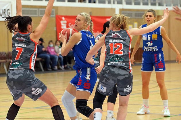 18.12.2021, xovx, Basketball Damen Bundesliga DBBL, BC pharmaserv Marburg - TSV 1880 Wasserburg v.l. Ana Vojtulek (TSV 1880 Wasserburg), Marie Bertholdt (BC pharmaserv Marburg), Laura Hebecker (TSV 1880 Wasserburg), Theresa Simon (BC pharmaserv Marburg) Marburg Georg Gaßmann Halle Hessen Deutschland (DE)