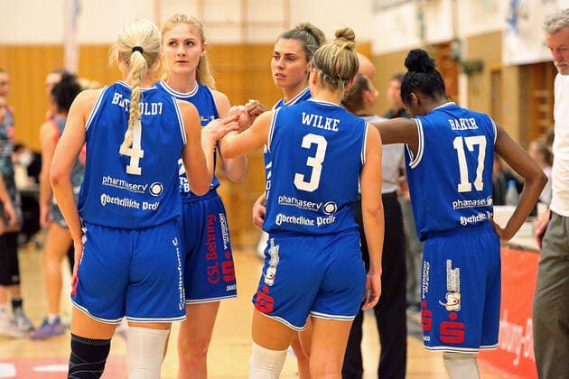 18.12.2021, xovx, Basketball Damen Bundesliga DBBL, BC pharmaserv Marburg - TSV 1880 Wasserburg v.l. Marie Bertholdt (BC pharmaserv Marburg), Hanna Crymble (BC pharmaserv Marburg), Theresa Simon (BC pharmaserv Marburg), Alexandra Wilke (BC pharmaserv Marburg), Tonisha Baker (BC pharmaserv Marburg) Marburg Georg Gaßmann Halle Hessen Deutschland (DE)