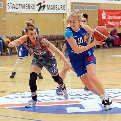 18.12.2021, xovx, Basketball Damen Bundesliga DBBL, BC pharmaserv Marburg - TSV 1880 Wasserburg v.l. Haliegh Reinoehl (TSV 1880 Wasserburg), Hanna Crymble (BC pharmaserv Marburg) Marburg Georg Gaßmann Halle Hessen Deutschland (DE)
