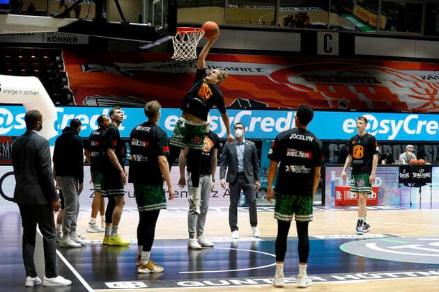 18.12.2021, easyCredit Basketball Bundesliga, BBL, Saison 2021 2022, Herren, Chemnitz Niners - Brose Bamberg Warmup der Chemnitzer Spieler Chemnitz Messe Chemnitz Sachsen Germany
