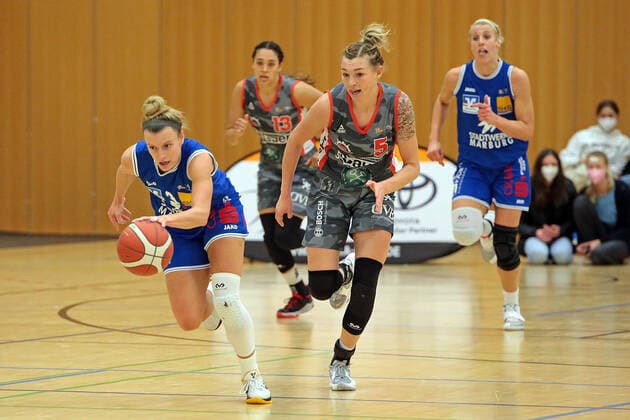18.12.2021, xovx, Basketball Damen Bundesliga DBBL, BC pharmaserv Marburg - TSV 1880 Wasserburg v.l. Alexandra Wilke (BC pharmaserv Marburg), , Mikayla Williams (TSV 1880 Wasserburg), Haliegh Reinoehl (TSV 1880 Wasserburg), Marie Bertholdt (BC pharmaserv Marburg) Marburg Georg Gaßmann Halle Hessen Deutschland (DE)