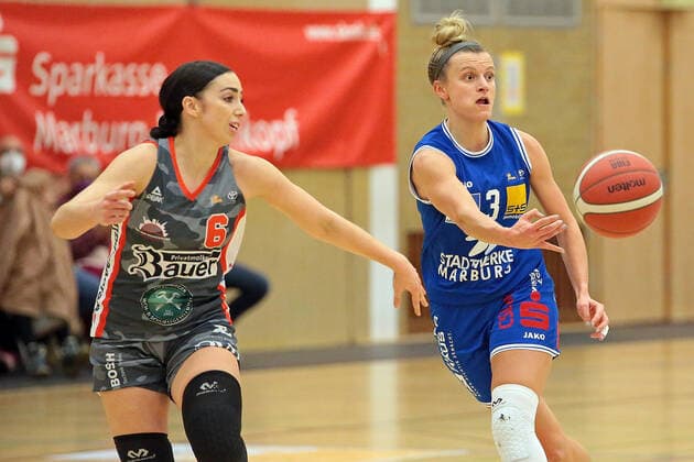 18.12.2021, xovx, Basketball Damen Bundesliga DBBL, BC pharmaserv Marburg - TSV 1880 Wasserburg v.l. Levke Broderson (TSV 1880 Wasserburg), Alexandra Wilke (BC pharmaserv Marburg) Marburg Georg Gaßmann Halle Hessen Deutschland (DE)