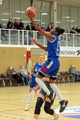 18.12.2021, xovx, Basketball Damen Bundesliga DBBL, BC pharmaserv Marburg - TSV 1880 Wasserburg v.l. Alexandra Wilke (BC pharmaserv Marburg), Levke Broderson (TSV 1880 Wasserburg), Tonisha Baker (BC pharmaserv Marburg) Marburg Georg Gaßmann Halle Hessen Deutschland (DE)