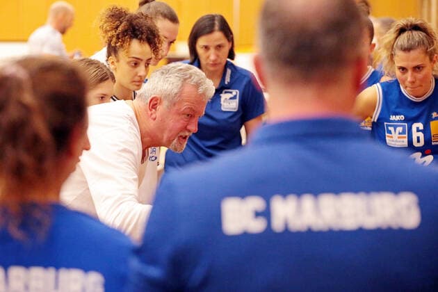 18.12.2021, xovx, Basketball Damen Bundesliga DBBL, BC pharmaserv Marburg - TSV 1880 Wasserburg Anweisungen von Trainer Christoph Wysocki (BC pharmaserv Marburg) in der Auszeit Marburg Georg Gaßmann Halle Hessen Deutschland (DE)