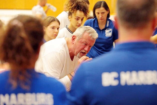 18.12.2021, xovx, Basketball Damen Bundesliga DBBL, BC pharmaserv Marburg - TSV 1880 Wasserburg Anweisungen von Trainer Christoph Wysocki (BC pharmaserv Marburg) in der Auszeit Marburg Georg Gaßmann Halle Hessen Deutschland (DE)