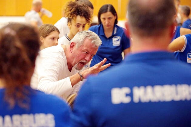 18.12.2021, xovx, Basketball Damen Bundesliga DBBL, BC pharmaserv Marburg - TSV 1880 Wasserburg Anweisungen von Trainer Christoph Wysocki (BC pharmaserv Marburg) in der Auszeit Marburg Georg Gaßmann Halle Hessen Deutschland (DE)