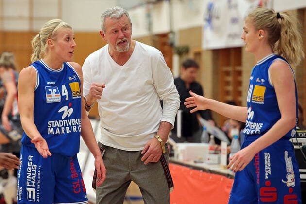 18.12.2021, xovx, Basketball Damen Bundesliga DBBL, BC pharmaserv Marburg - TSV 1880 Wasserburg v.l. Marie Bertholdt (BC pharmaserv Marburg), Trainer Christoph Wysocki (BC pharmaserv Marburg), Hanna Crymble (BC pharmaserv Marburg) Marburg Georg Gaßmann Halle Hessen Deutschland (DE)
