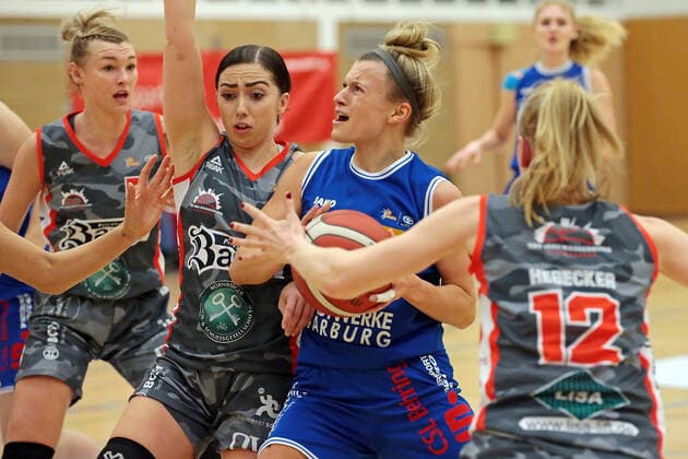 18.12.2021, xovx, Basketball Damen Bundesliga DBBL, BC pharmaserv Marburg - TSV 1880 Wasserburg v.l. Haliegh Reinoehl (TSV 1880 Wasserburg), Levke Broderson (TSV 1880 Wasserburg), Alexandra Wilke (BC pharmaserv Marburg), Laura Hebecker (TSV 1880 Wasserburg) Marburg Georg Gaßmann Halle Hessen Deutschland (DE)