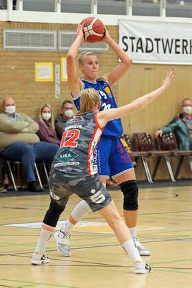 18.12.2021, xovx, Basketball Damen Bundesliga DBBL, BC pharmaserv Marburg - TSV 1880 Wasserburg v.l. Laura Hebecker (TSV 1880 Wasserburg), Marie Bertholdt (BC pharmaserv Marburg) Marburg Georg Gaßmann Halle Hessen Deutschland (DE)