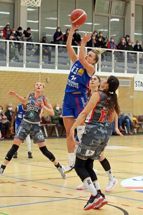 18.12.2021, xovx, Basketball Damen Bundesliga DBBL, BC pharmaserv Marburg - TSV 1880 Wasserburg v.l. Haliegh Reinoehl (TSV 1880 Wasserburg), Alexandra Wilke (BC pharmaserv Marburg), Ana Vojtulek (TSV 1880 Wasserburg), Mikayla Williams (TSV 1880 Wasserburg) Marburg Georg Gaßmann Halle Hessen Deutschland (DE)