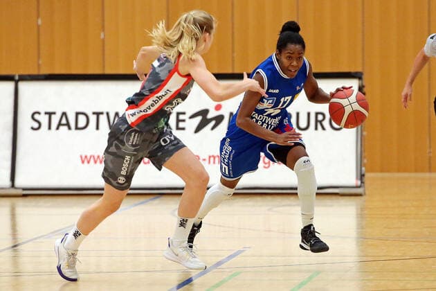 18.12.2021, xovx, Basketball Damen Bundesliga DBBL, BC pharmaserv Marburg - TSV 1880 Wasserburg v.l. Maria Perner (TSV 1880 Wasserburg), Tonisha Baker (BC pharmaserv Marburg) Marburg Georg Gaßmann Halle Hessen Deutschland (DE)