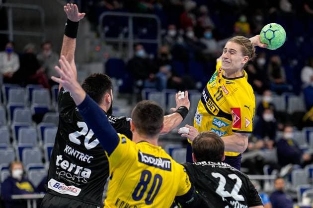 Sport Bilder des Tages v.li.: Tin Kontrec (N-Lübbecke, 20), Jannik Kohlbacher (RNL, 80), Luka Mrakovcic (N-Lübbecke, 22), Juri Knorr (RNL, 10), beim Sprungwurf, Wurf, Torwurf, Action, Aktion, Spielszene, 18.12.2021, Mannheim (Deutschland), Handball, Bundesliga, Rhein-Neckar Löwen - TuS N-Lübbecke