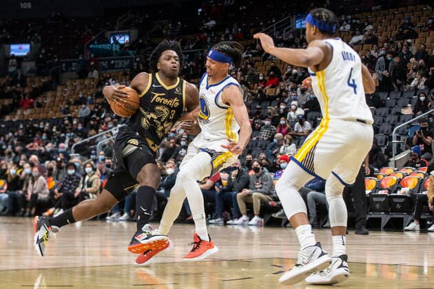 Sport Bilder des Tages December 18, 2021, Toronto, ON, Canada: Toronto Raptors OG Anunoby (left) drives at Golden State Warriors Damion Lee (centre) and Jeff Dowtin during first half NBA, Basketball Herren, USA basketball action in Toronto on Saturday, December 18, 2021. Canada News - December 18, 2021  - ZUMAc35_ 20211218_zaf_c35_075 Copyright: xChrisxYoungx