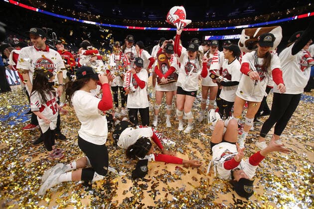 December 18, 2021, Columbus, OH, USA: Columbus, OH - 2021 12 18 - Wisconsin players celebrate winning the title over Nebraska in 5 sets, in the Division 1 NCAA, College League, USA women s volleyball championship played at Nationwide Arena in Columbus OH. Volleyball Magazine Columbus USA - ZUMAn24_ 20211218_zaf_n24_010 Copyright: xWallyxNellx