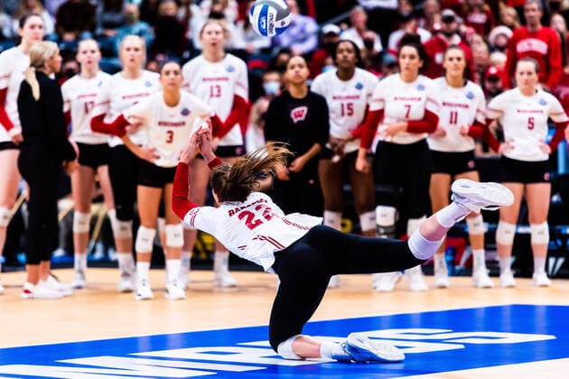 December 19, 2021, Columbus, Ohio, USA: JULIA ORZOL dives off the court to save the ball during the NCAA, College League, USA Division 1 Championship between Wisconsin and Nebraska at Nationwide Arena in Columbus Ohio, on December 16, 2021. Wisconsin went on to win the match 3:2. Columbus USA - ZUMAs268 20211219_zsp_s268_019 Copyright: xMatthewxSmithx