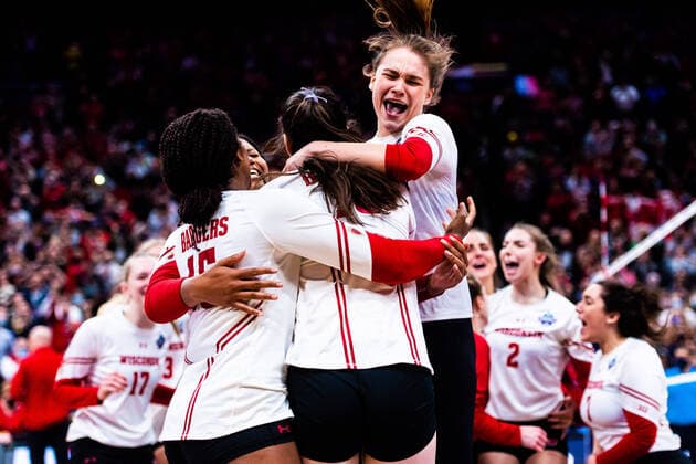 December 19, 2021, Columbus, Ohio, USA: The Wisconsin Badgers celebrate defeating Big 10 rival Nebraska in the NCAA, College League, USA Division 1 Championship at Nationwide Arena in Columbus Ohio, on December 18, 2021. Wisconsin went on to win the match 3:2. Columbus USA - ZUMAs268 20211219_zsp_s268_027 Copyright: xMatthewxSmithx