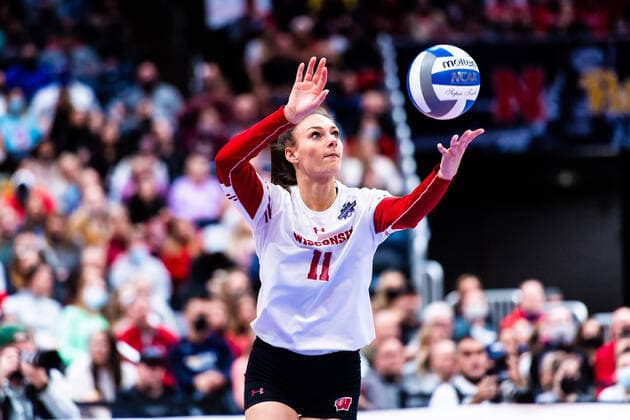 December 19, 2021, Columbus, Ohio, USA: IZZY ASHBURN (11) serves during the NCAA, College League, USA Division 1 Championship between Wisconsin and Nebraska at Nationwide Arena in Columbus Ohio, on December 18, 2021. Wisconsin went on to win the match 3:2. Columbus USA - ZUMAs268 20211219_zsp_s268_035 Copyright: xMatthewxSmithx
