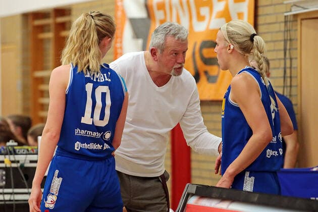 18.12.2021, xovx, Basketball Damen Bundesliga DBBL, BC pharmaserv Marburg - TSV 1880 Wasserburg v.l. Hanna Crymble (BC pharmaserv Marburg), Trainer Christoph Wysocki (BC pharmaserv Marburg), Marie Bertholdt (BC pharmaserv Marburg) Marburg Georg Gaßmann Halle Hessen Deutschland (DE)