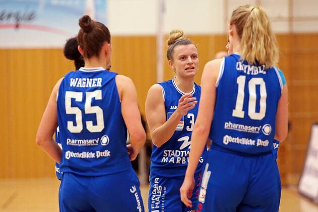 18.12.2021, xovx, Basketball Damen Bundesliga DBBL, BC pharmaserv Marburg - TSV 1880 Wasserburg v.l. Stephanie Wagner (BC pharmaserv Marburg), Alexandra Wilke (BC pharmaserv Marburg), Hanna Crymble (BC pharmaserv Marburg) Marburg Georg Gaßmann Halle Hessen Deutschland (DE)
