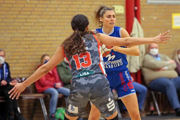 18.12.2021, xovx, Basketball Damen Bundesliga DBBL, BC pharmaserv Marburg - TSV 1880 Wasserburg v.l. Mikayla Williams (TSV 1880 Wasserburg), Theresa Simon (BC pharmaserv Marburg) Marburg Georg Gaßmann Halle Hessen Deutschland (DE)