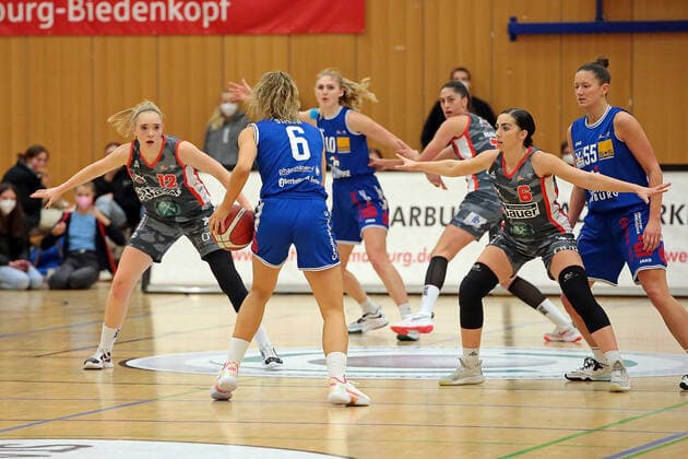 18.12.2021, xovx, Basketball Damen Bundesliga DBBL, BC pharmaserv Marburg - TSV 1880 Wasserburg v.l. Laura Hebecker (TSV 1880 Wasserburg), Theresa Simon (BC pharmaserv Marburg), Hanna Crymble (BC pharmaserv Marburg), Ana Vojtulek (TSV 1880 Wasserburg), Levke Broderson (TSV 1880 Wasserburg), Stephanie Wagner (BC pharmaserv Marburg) Marburg Georg Gaßmann Halle Hessen Deutschland (DE)