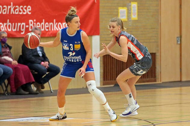 18.12.2021, xovx, Basketball Damen Bundesliga DBBL, BC pharmaserv Marburg - TSV 1880 Wasserburg v.l. Alexandra Wilke (BC pharmaserv Marburg), Maria Perner (TSV 1880 Wasserburg) Marburg Georg Gaßmann Halle Hessen Deutschland (DE)