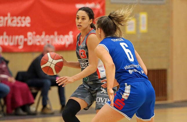 18.12.2021, xovx, Basketball Damen Bundesliga DBBL, BC pharmaserv Marburg - TSV 1880 Wasserburg v.l. Mikayla Williams (TSV 1880 Wasserburg), Theresa Simon (BC pharmaserv Marburg) Marburg Georg Gaßmann Halle Hessen Deutschland (DE)
