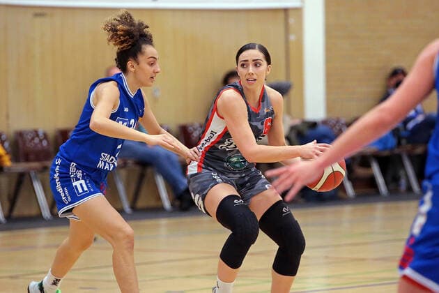 18.12.2021, xovx, Basketball Damen Bundesliga DBBL, BC pharmaserv Marburg - TSV 1880 Wasserburg v.l. Selma Yesilova (BC pharmaserv Marburg), Levke Broderson (TSV 1880 Wasserburg) Marburg Georg Gaßmann Halle Hessen Deutschland (DE)
