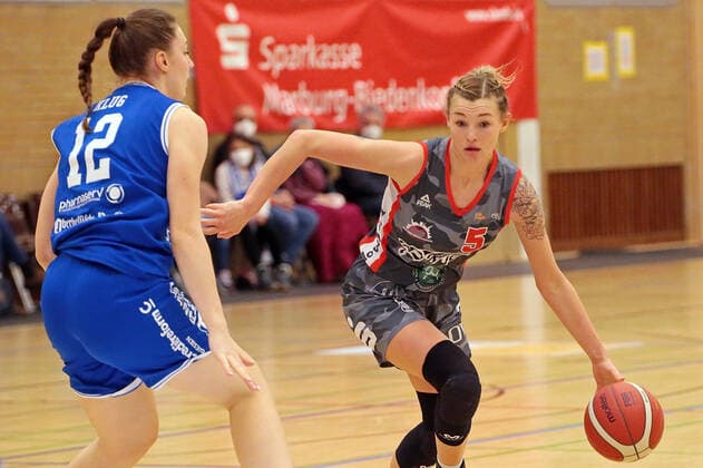 18.12.2021, xovx, Basketball Damen Bundesliga DBBL, BC pharmaserv Marburg - TSV 1880 Wasserburg v.l. Johanna Klug (BC pharmaserv Marburg), Haliegh Reinoehl (TSV 1880 Wasserburg) Marburg Georg Gaßmann Halle Hessen Deutschland (DE)