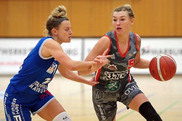 18.12.2021, xovx, Basketball Damen Bundesliga DBBL, BC pharmaserv Marburg - TSV 1880 Wasserburg v.l. Alexandra Wilke (BC pharmaserv Marburg), Haliegh Reinoehl (TSV 1880 Wasserburg) Marburg Georg Gaßmann Halle Hessen Deutschland (DE)