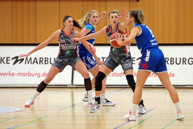18.12.2021, xovx, Basketball Damen Bundesliga DBBL, BC pharmaserv Marburg - TSV 1880 Wasserburg v.l. Ana Vojtulek (TSV 1880 Wasserburg), Hanna Crymble (BC pharmaserv Marburg), Haliegh Reinoehl (TSV 1880 Wasserburg), Theresa Simon (BC pharmaserv Marburg) Marburg Georg Gaßmann Halle Hessen Deutschland (DE)